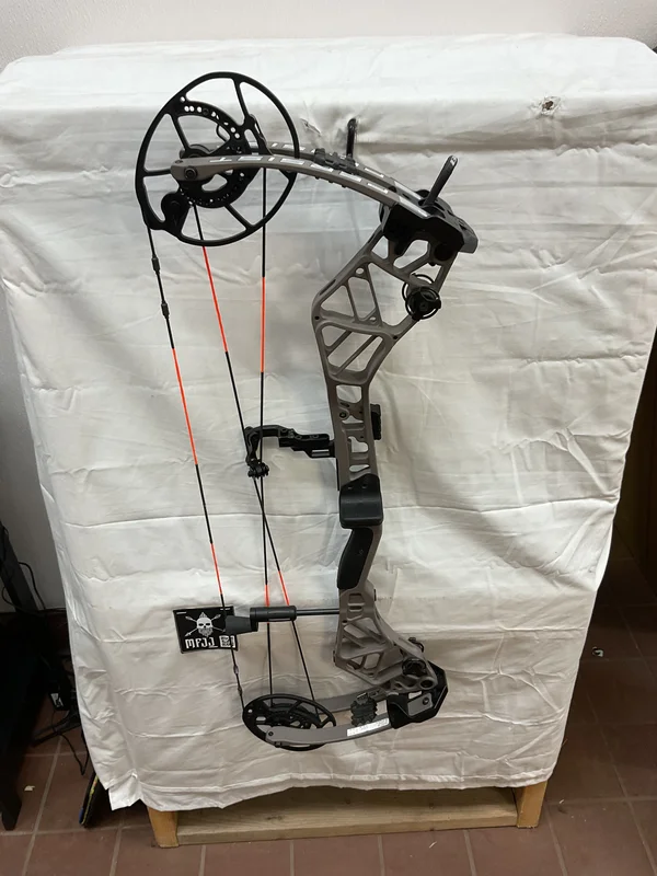 BEAR PERSIST 30 LH/STONE/70# - #BEP33LHSTN70- 2 - USED BOW!!!!