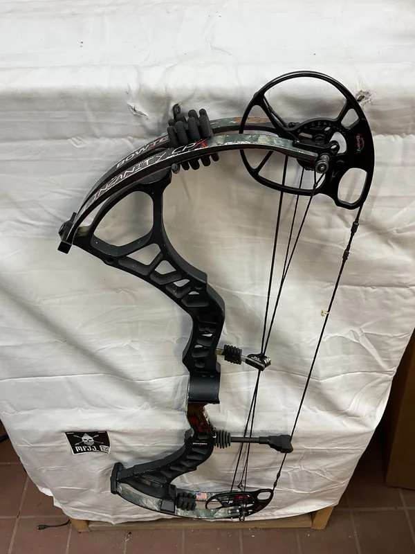 BOWTECH INSANITY CPXL RH/BLACK/Camo/70 - BTICPXLRHB70 - 4 - USED BOW!!!!!