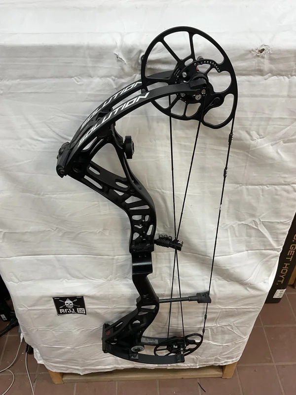 BOWTECH SOLUTION - RH/BLACK/70 - #BTSRHB70 - 4 - USED BOW!!!
