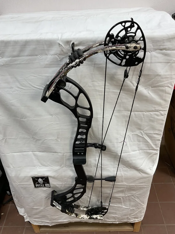 DARTON VERACITY - RH/BLACK-XK7/70 - DV35RHBX70 - 2 - USED BOW