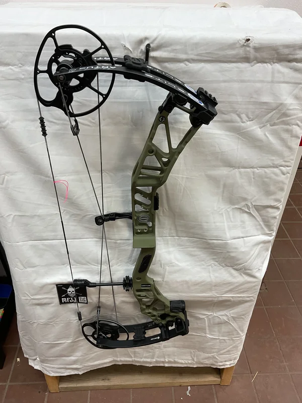 ELITE ARTUS - LH/OD GREEN-BLACK/70 - EALHGB70- 5- USED BOW!!!!!