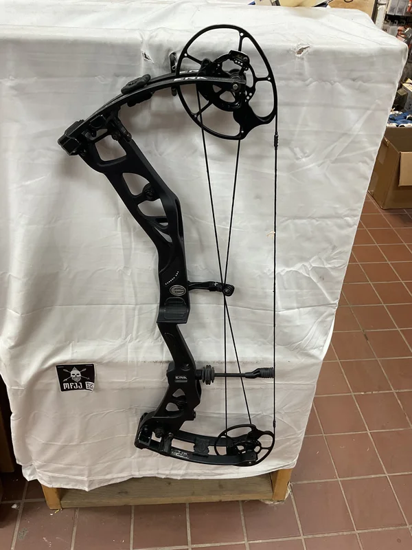 ELITE CARBON ERA - RH/BLACK/65 - #ECERHB65 - 11 - USED BOW!!!