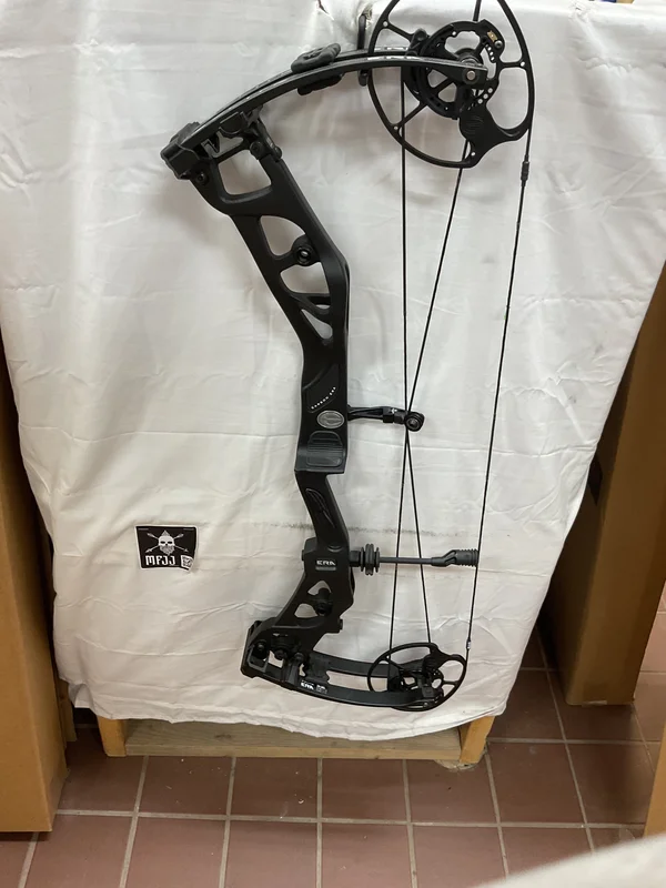 ELITE CARBON ERA - RH/BLACK/70 - #ECERHB70 - 12 - USED BOW!!