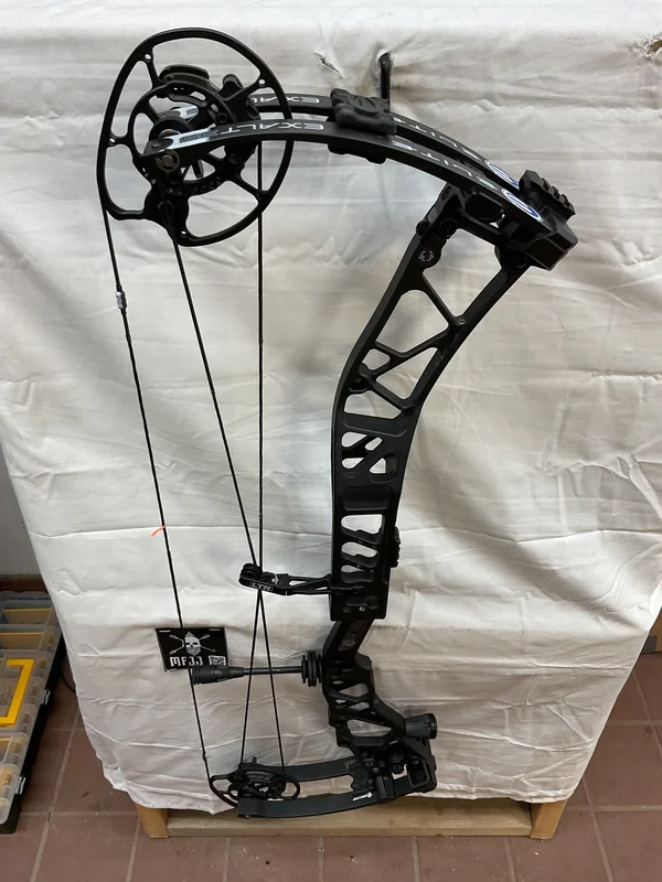 ELITE EXALT 35 - RH/BLACK/65 - EE35RHBLK65 - 10 - USED BOW!!!!