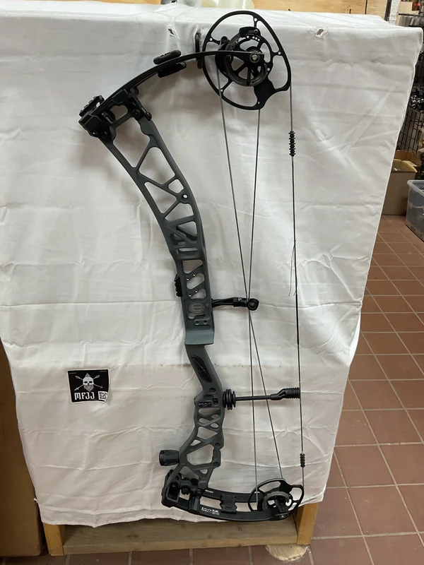 ELITE EXALT 35 - RH/GRAY-BLACK/70 - EE35RHGB70 - 13 - USED BOW!!!!