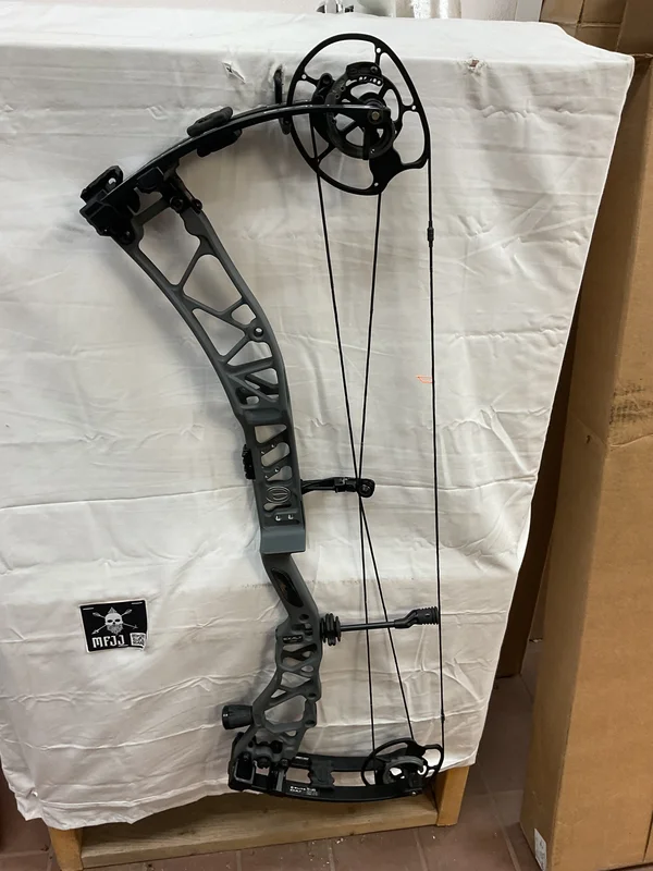ELITE EXALT 35 - RH/Silver Alloy/70 - EE35RHSA70 - 12- USED BOW!!!!