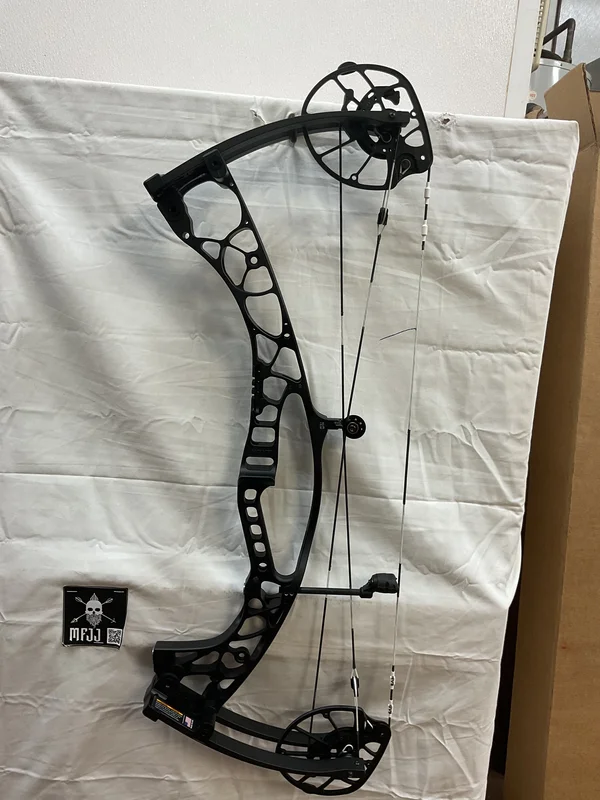 HOYT AX-2 29 - RH/BLACK/70# - HAX229RHB70 - 8 - USED BOW!!!
