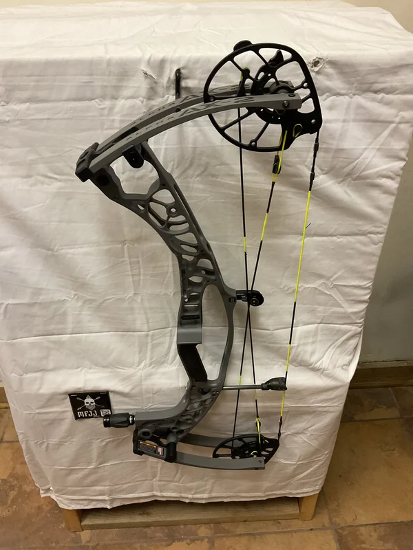 HOYT AX-2 29 - RH/TOMBSTONE/65# - HAX29RHTBS65 - 7 - USED BOW!!!