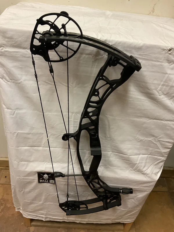 HOYT AX-2 32 - LH/BLACK/50-60# - HAX32LHB60 - 8 - USED BOW!!!