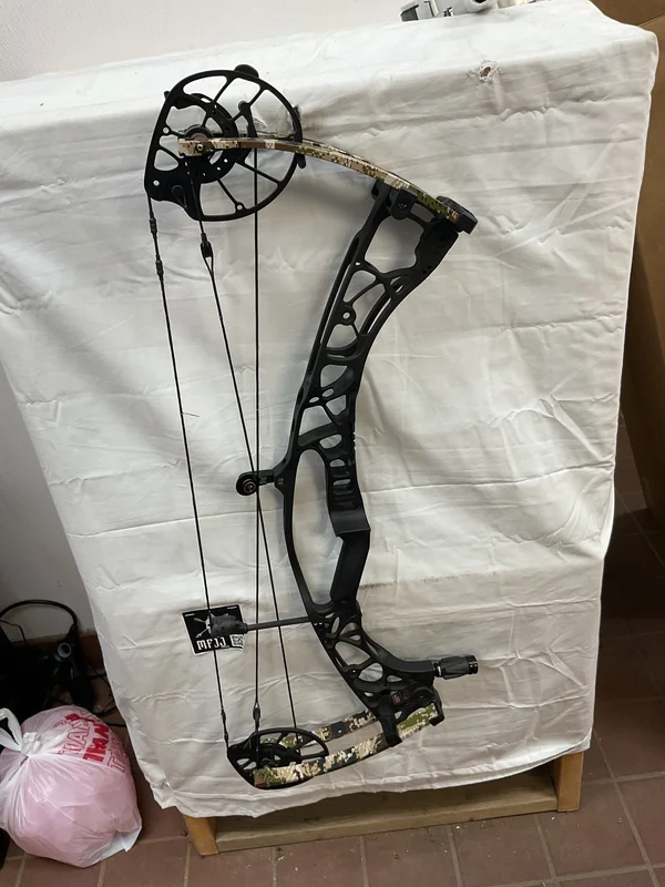 HOYT AX-2 32 - LH/BLACK-SUBALPINE/55-65# - HAX232LHBS70 - 11 - USED BOW!!