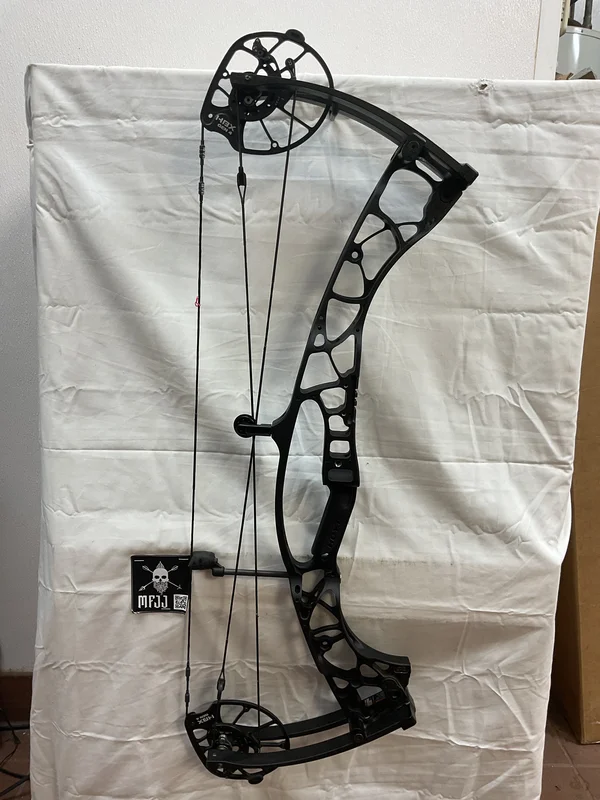 HOYT AX-2 32 - RH/BLACK/60-70# - HAX232RHB70 -11 - USED BOW!!!