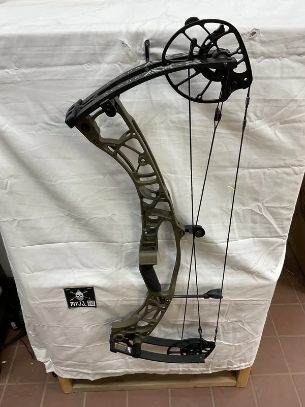 HOYT AX-2 32 - RH/WILDERNESS/65-75# - HAX232RHW75 - 10 - USED BOW!!!