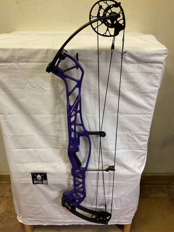 HOYT CONCEPT X 40 - RH/GALAXY PURPLE-BLACK/70 - HCX40RHGPB70-1 - USED BOW!!!