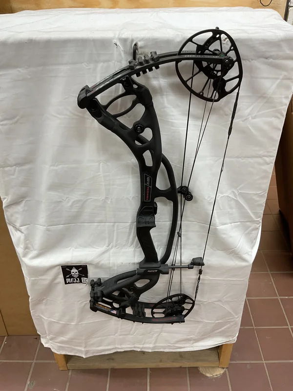 HOYT RX-4 - RH/BLACK/70# - #HRX4RHBL70 - 3 - USED BOW!!