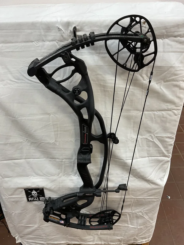 HOYT RX-4 - RH/BLACK/70# - #HRX4RHBLK70 - 5 - USED BOW!!!