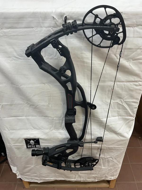 HOYT RX-5 - RH/BLACK/70# - #HRX5RHB70-2 USED BOW!!!
