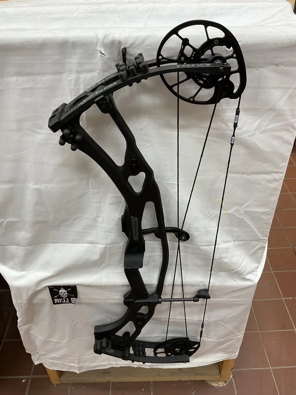 HOYT RX7 ULTRA - RH/BLACK/70 - HRX7URHB70 - 14 - USED BOW!!!