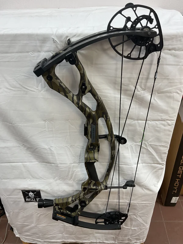 HOYT RX8 - RH/BOTTOMLAND-BLACK/80 - HRX8RHBB80 - 4 - USED BOW!!!!