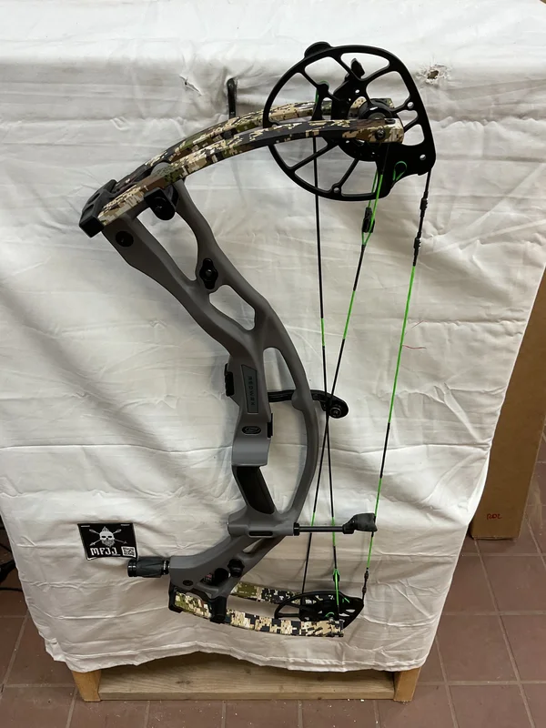 HOYT RX9 - RH/TOMBSTONE-SUBALPINE/70 - #HRX9RHTS70 - 7 - USED BOW!!!