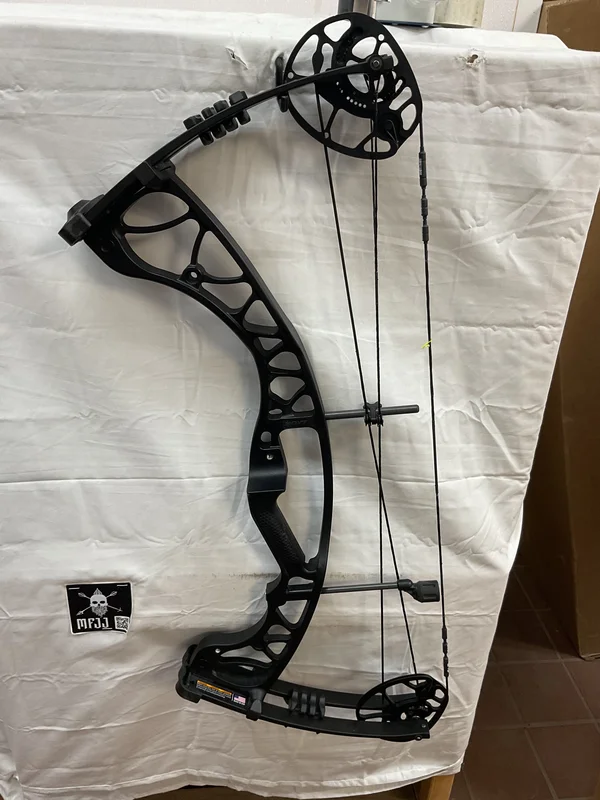 HOYT TORREX - RH/BLACK/65 - #HTRHB65 - 12 - USED BOW!!!