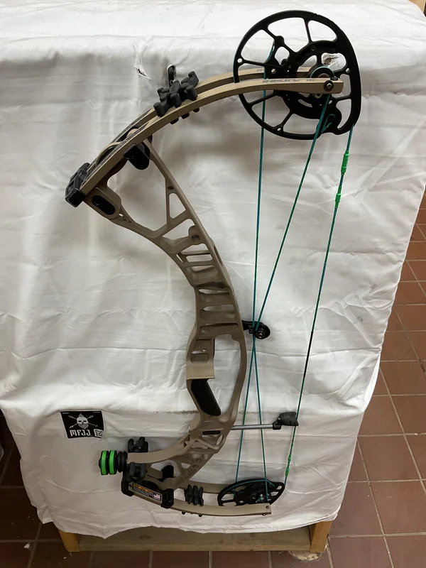 HOYT VENTUM PRO 33 - RH/BUCKSKIN/80 - HVP33RHB80 - 12 - USED BOW!!