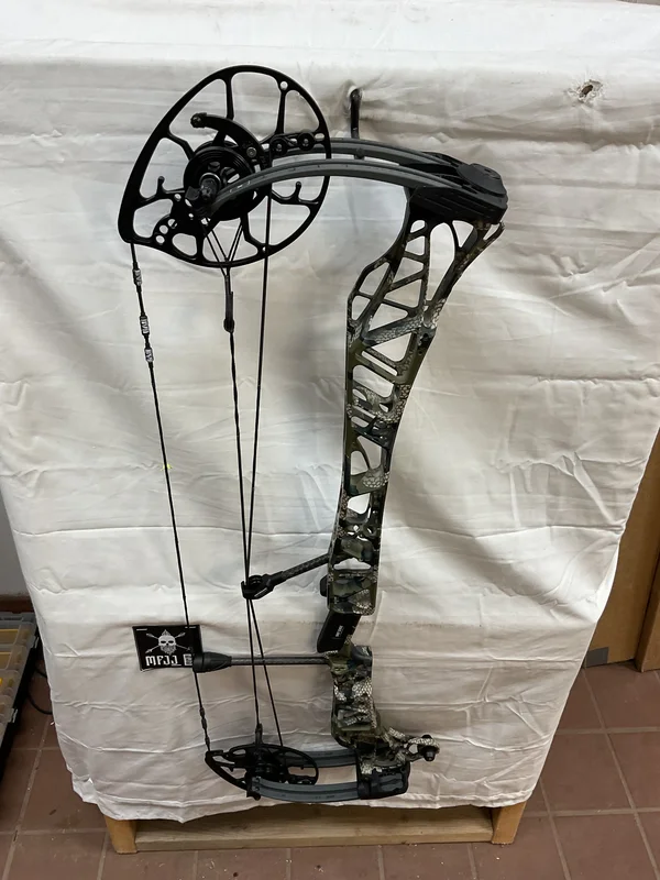 MATHEWS LIFT 33 X - RH/KUIU-SHALE/55-80# - #MLX33RHKS5580- 42 - USED BOW!!