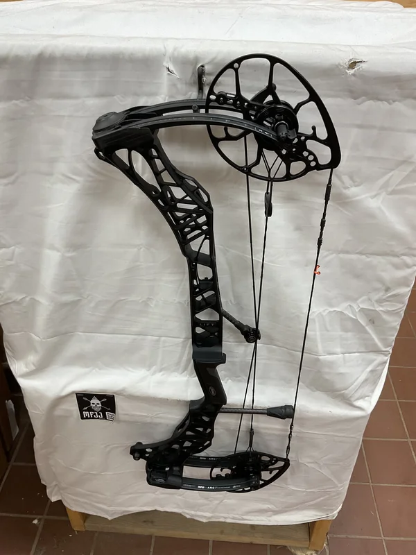 MATHEWS LIFT RS (HEAVY LIMB) - RH/BLACK/41-80# - MLRSRHB80 - 15 -USED BOW!!!
