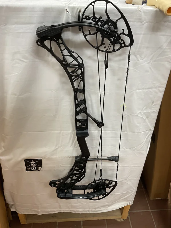 MATHEWS LIFT RS (HEAVY LIMB) - RH/Black/41-80# - MLRSRHB80 - 17 -USED BOW!!!