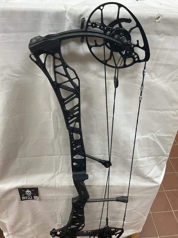 MATHEWS LIFT X 33 - RH/BLACK/55-80# - #MLRHX33B5580- 53 - USED BOW!!