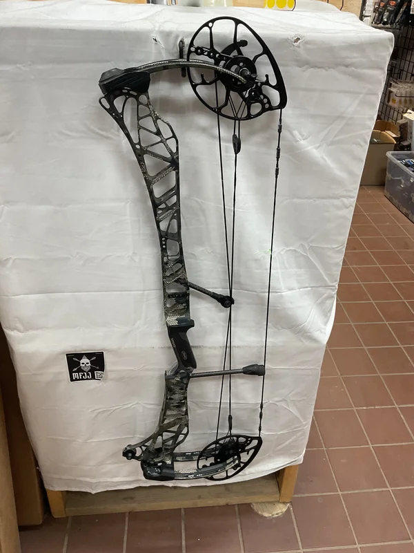 MATHEWS LIFT X 33 - RH/KUIU/55-80# - #MLRHX33K5580- 51 - USED BOW!!