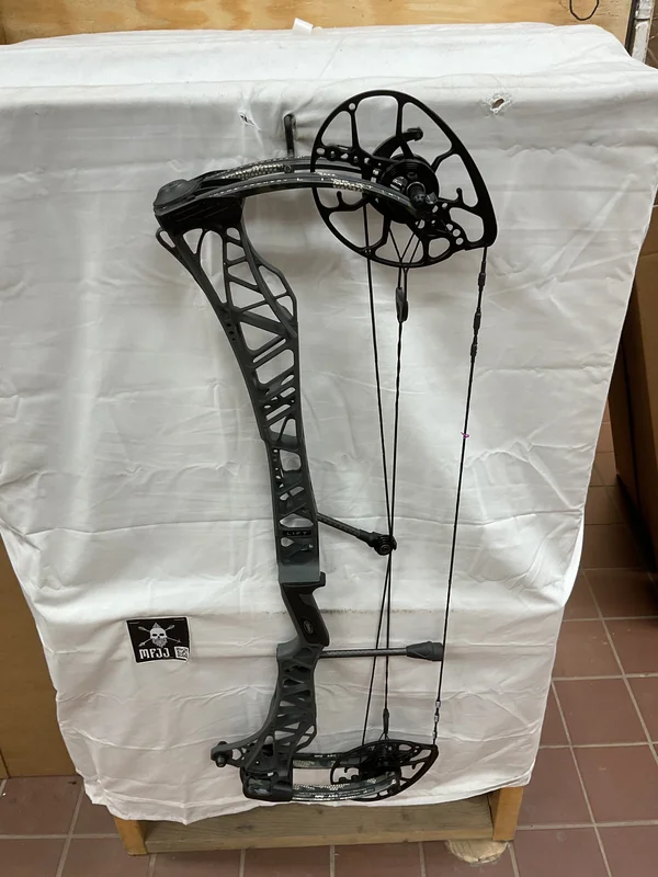 MATHEWS LIFT X 33 - RH/SHALE-KUIU/55-80# - #MLRHX33SK5580- 52 - USED BOW!!