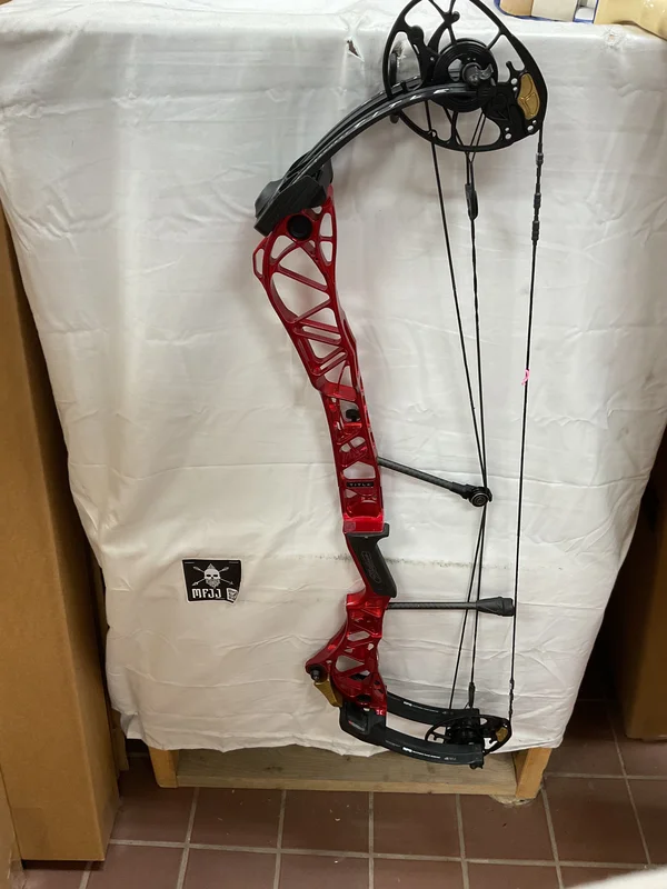 MATHEWS TITLE 36 - RH/Red/50-70# - #MT36RHR70 - 3 - USED BOW!!!