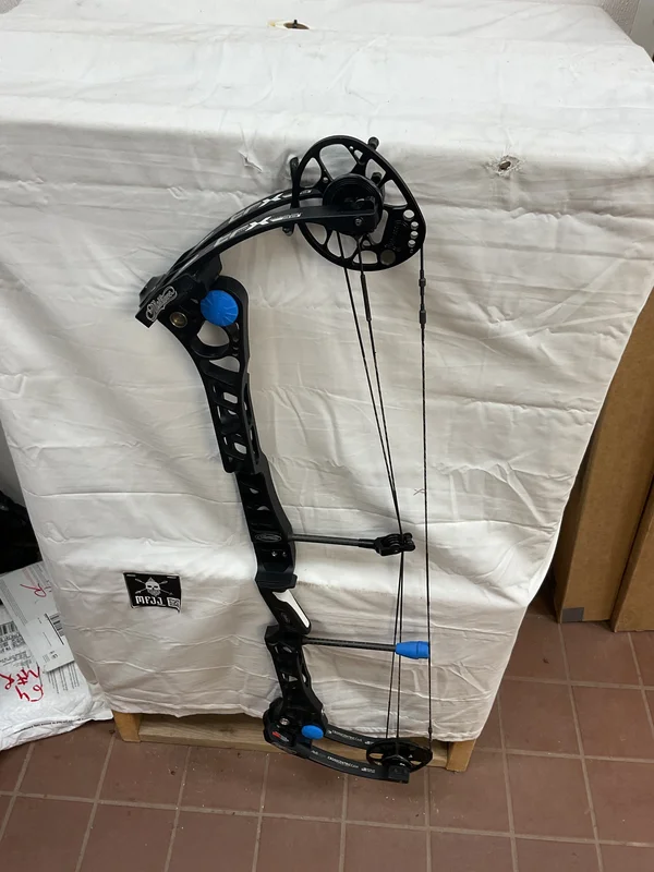 MATHEWS TRX 38 - RH/BLACK/60 - MTRX38RHB60 - 2 - USED BOW!!!!!
