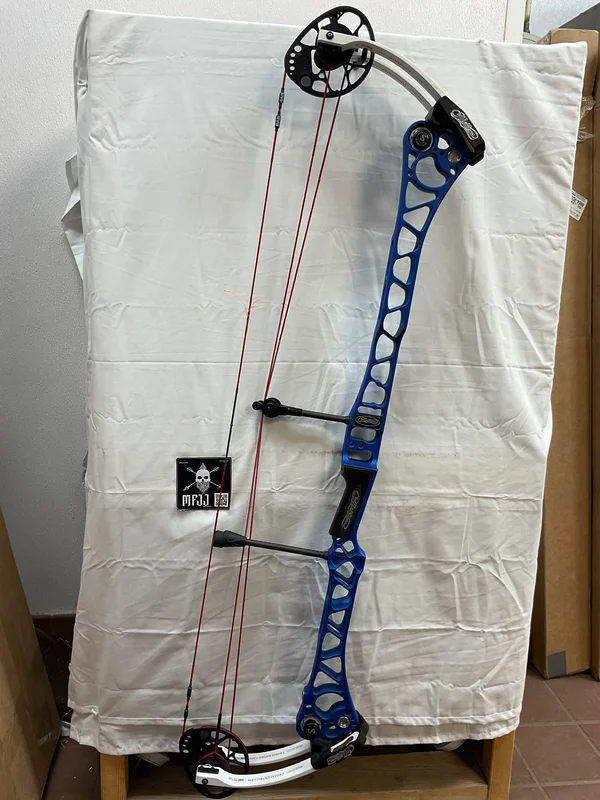 MATHEWS TRX 7 40 - LH/BLUE-WHITE/70 - 1 - USED BOW!!!