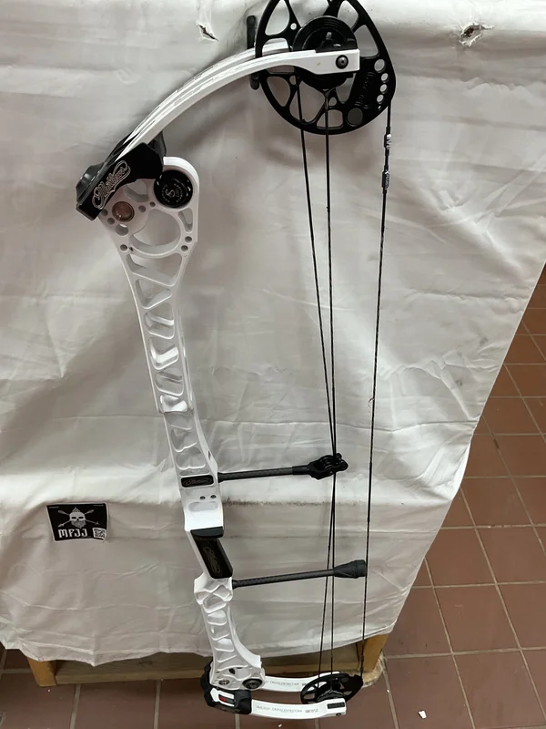 MATHEWS TRX 8 40 - RH/WHITE/60 - 1 - USED BOW!!!