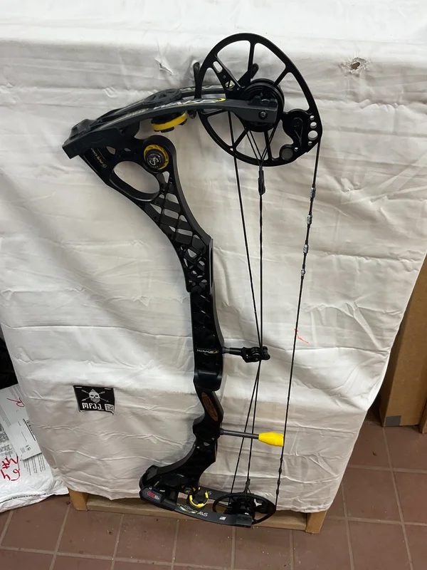 MATHEWS WAKE - RH/BLACK/40-80# - #MWRB4080 - 1 - USED BOW!!!