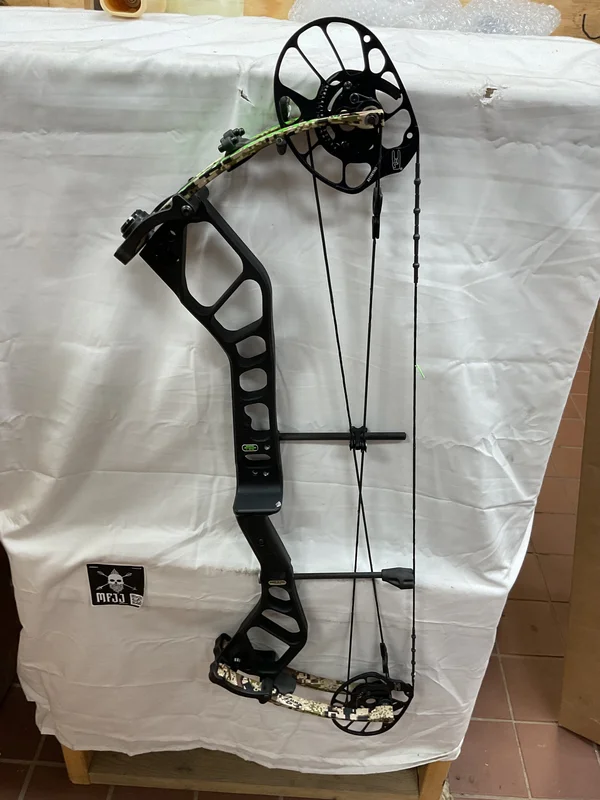 PSE EMBARK - RH/BLACK/60 - PERHB60 - 1- USED BOW!!!