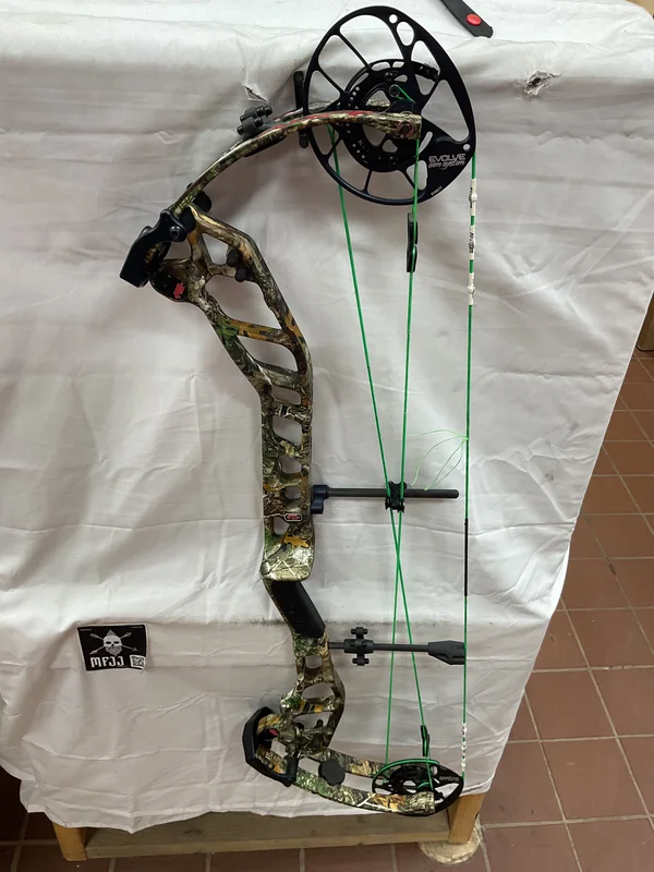 PSE EVO NXT 33 - RH/Realtree/60 - PEN33RHRT60 - 4- USED BOW!!!
