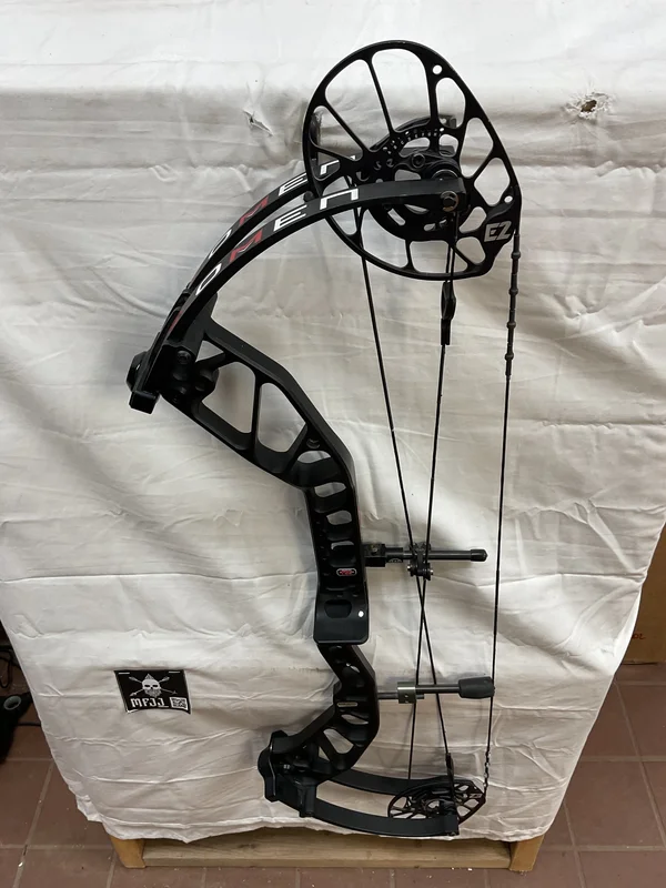 PSE OMEN E2 - RH/BLACK/70 -  POE2RHB70 - 3 - USED BOW!!!